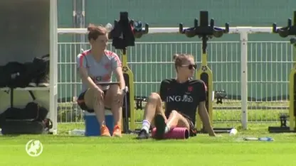 Lieke Martens op hometrainer bij training Oranje