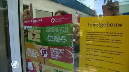 Brandweer waarschuwt deelt posters uit aan toeristen om te waarschuwen voor natuurbranden