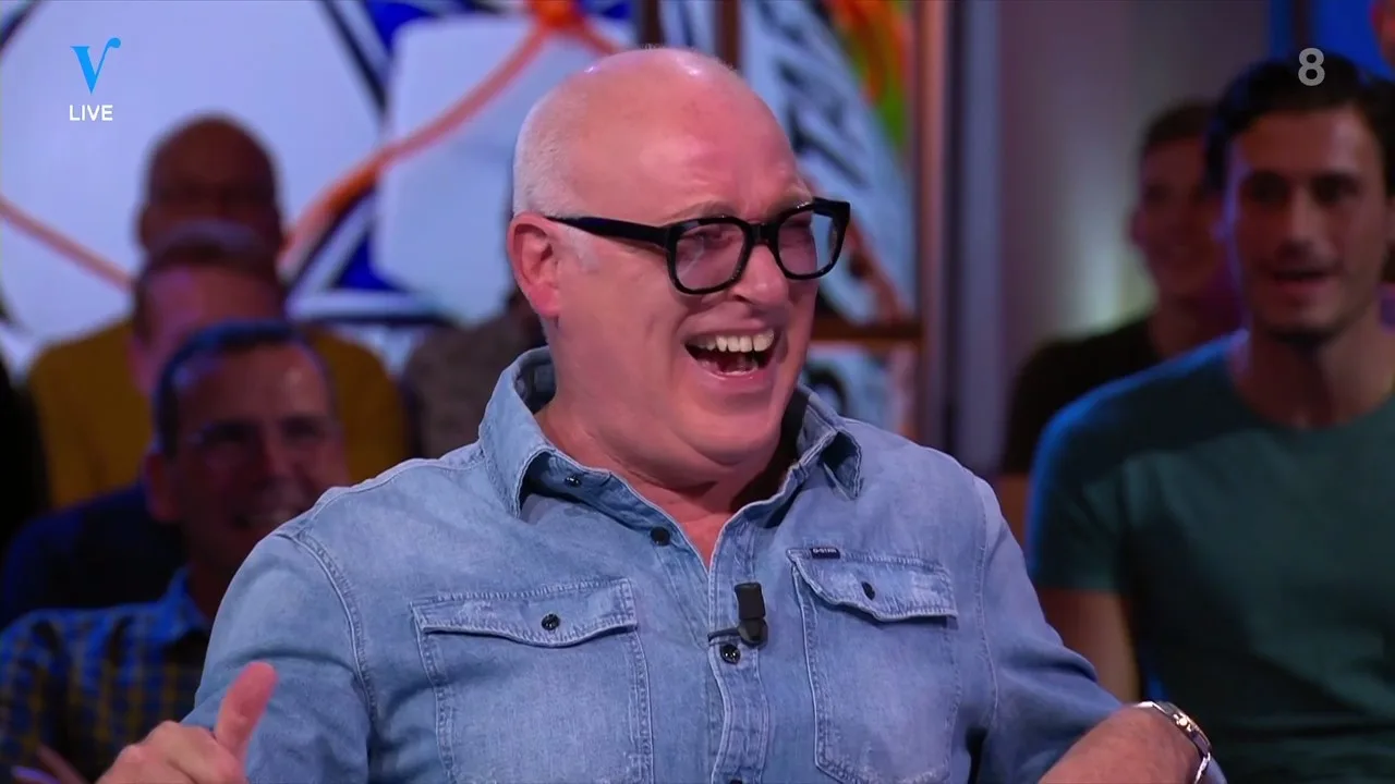 Johan en René gaan stuk om eenzame ouderen op Eredivisie-velden