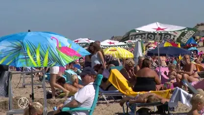 Enorme drukte op de stranden en treinen puilen uit