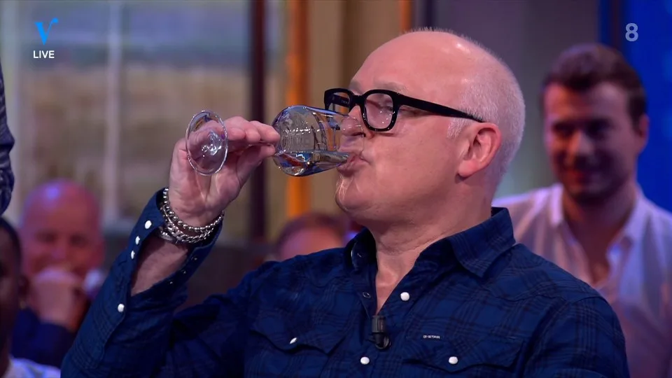 René imiteert Harry Mens: 'Heerlijke wijn'