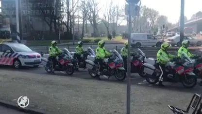 Motoragenten houden vooraf aan stille tocht minuut stilte voor slachtoffers