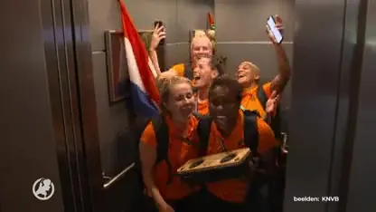 Oranje Leeuwinnen zingen met Claudia de Breij: 'Zie die leeuwinnen'