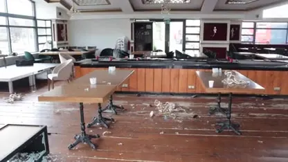 Onverlaten slaan Haags restaurant kort en klein, tafels en stoelen in het water gegooid