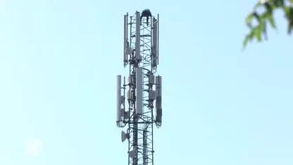 Persoon klimt bovenop zendmast in Bemmel