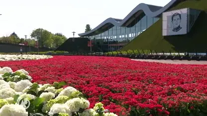 Kinderen volgen herdenking in Madurodam vanuit huiskamer