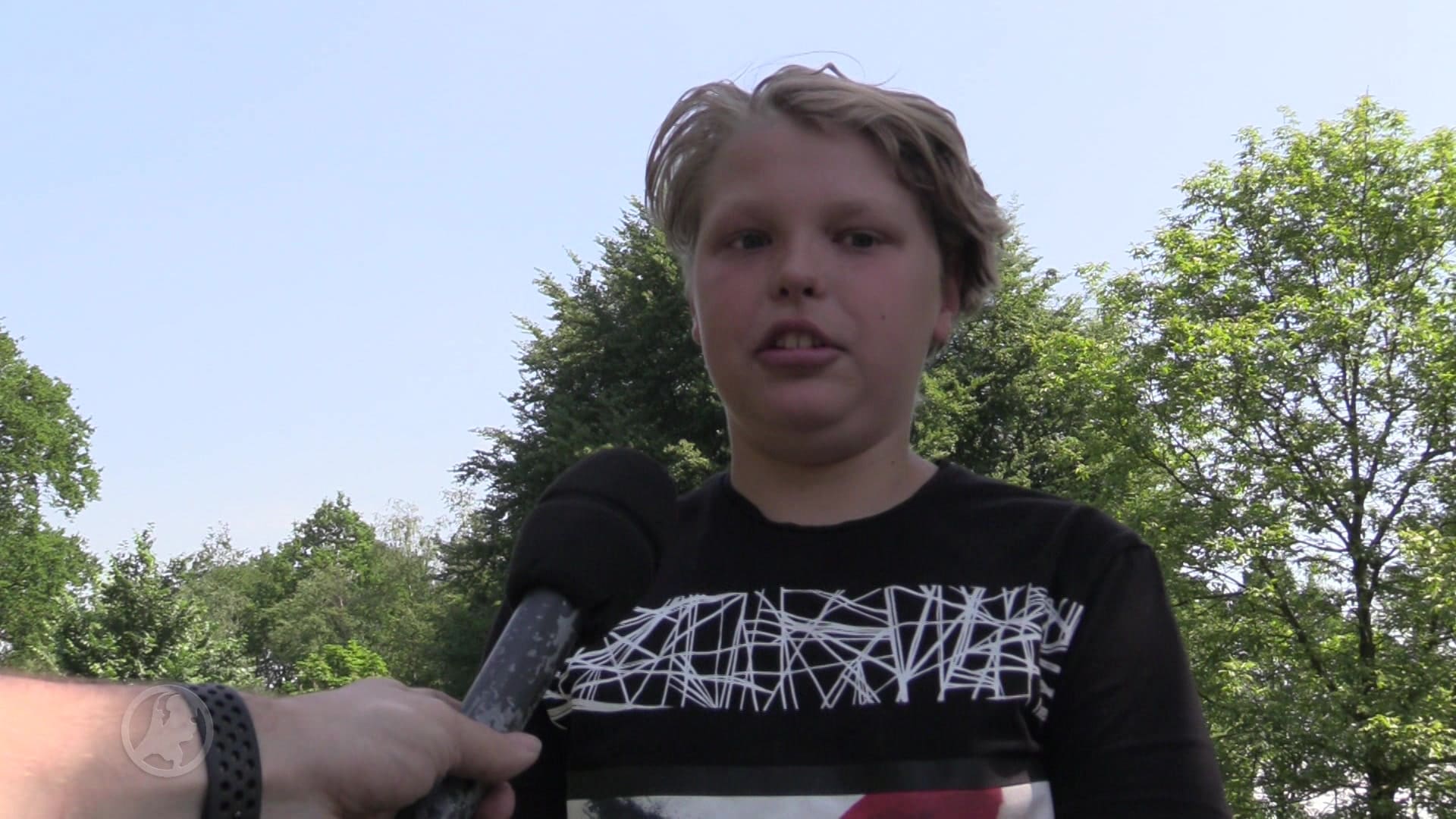 13-jarige Daan vist kluis en revolver uit het water