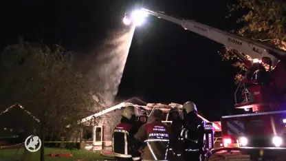 Grote brand verwoest schuur met caravans in Enter