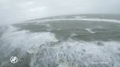 Kitesurfer vliegt tijdens storm meters de lucht in bij strand Noordwijk