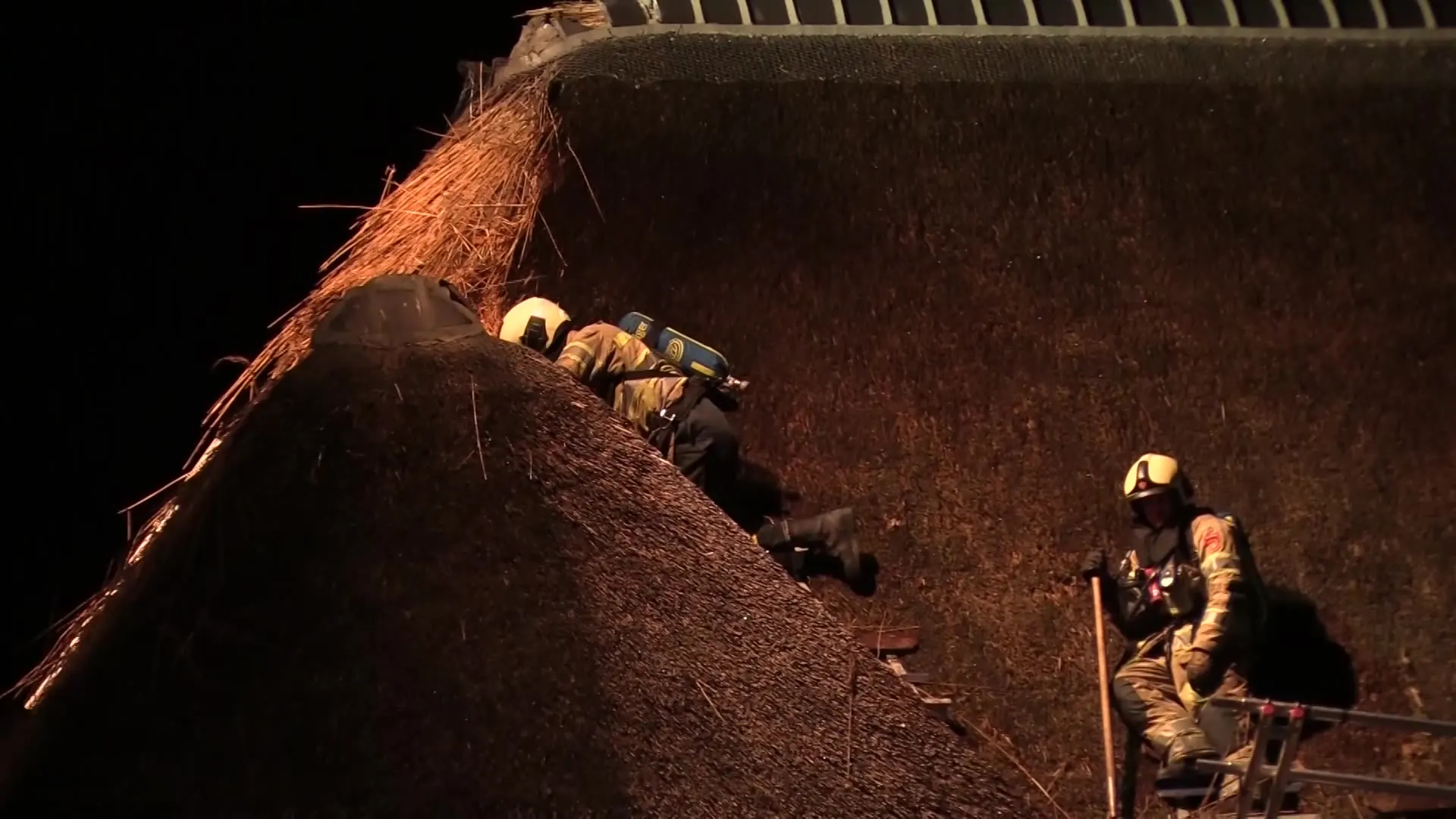 Brand in rietendak woning Houten