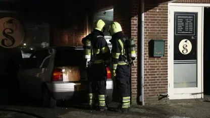 Auto vliegt in brand pal naast shoarmazaak in Geffen