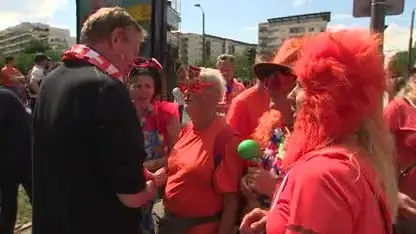 Minister Bruins tussen het feestgedruis in Reims: 'Het lijkt wel de Elfstedentocht!'