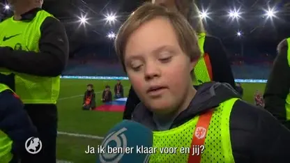 G-voetballertjes hebben avond van hun leven als players escort bij Oranje Leeuwinnen