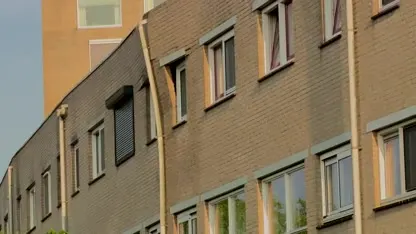 Gevel van woonblok in Ridderkerk op instorten, bewoners geëvacueerd