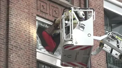 Spectaculaire beelden: brandweer redt vrouw uit vlammenzee in Vlaardingen