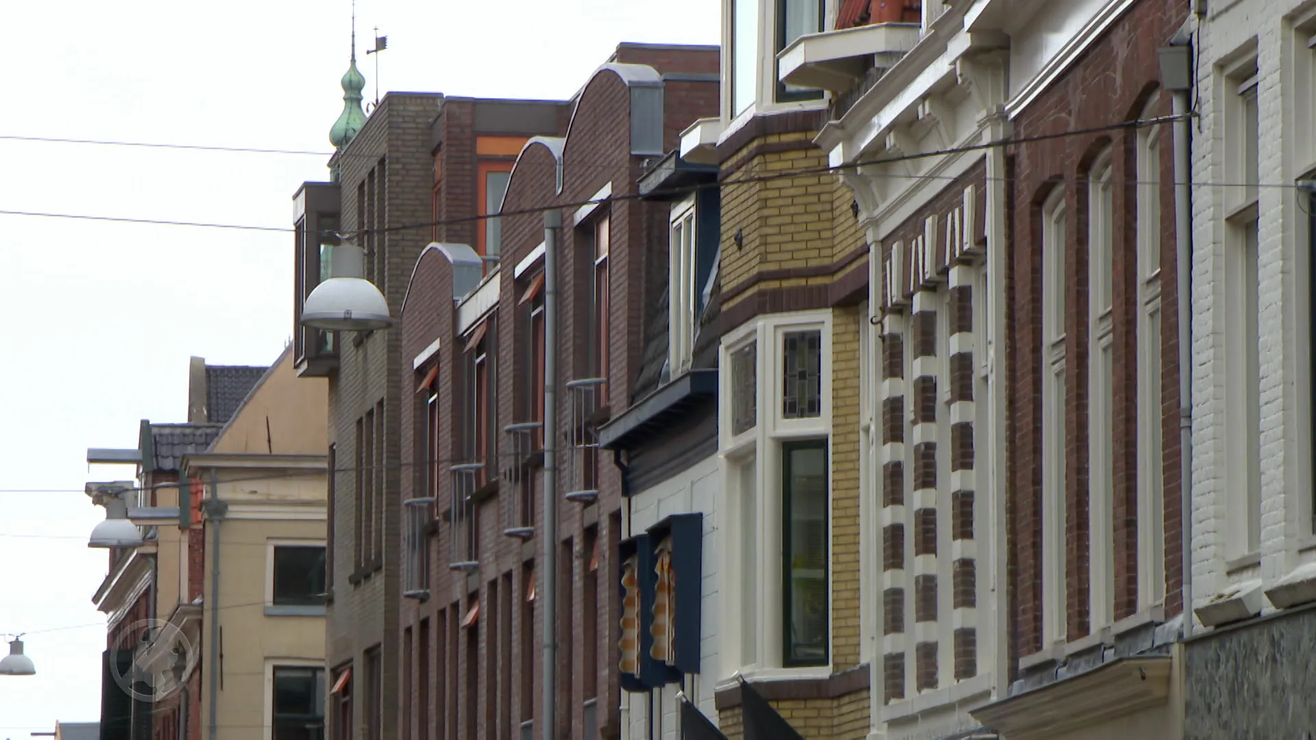 Huisbaas sluit studente op in kamer, klusjesman schroeft deur dicht