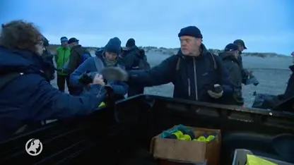 Klein leger van 170 boswachters ruimt rommel Schiermonnikoog op