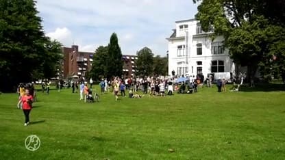 Stoet met honderd mensen demonstreert tegen coronamaatregelen in Enschede