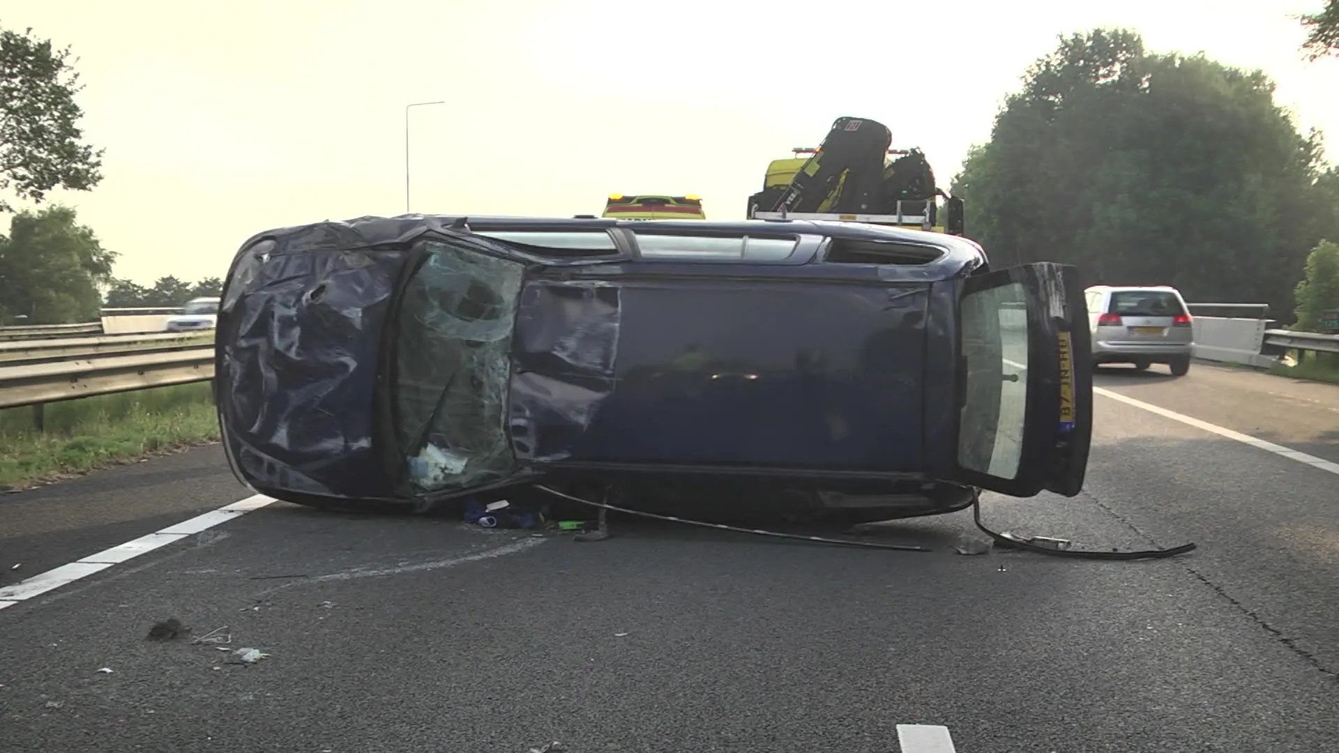 Auto slaat over de kop op A28 bij Veeningen
