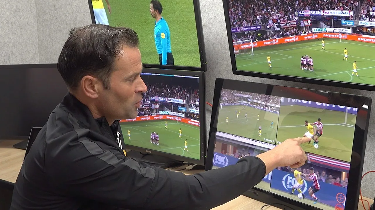 Uniek moment: Bas analyseert als VAR zijn eigen wedstrijd