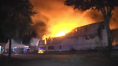 Enorme brand legt papierrecyclingbedrijf Staphorst in de as