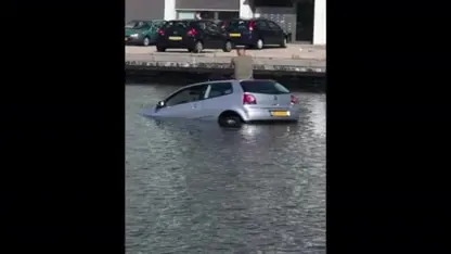 Bestuurder gebruikt lachgas op dak van zinkende auto