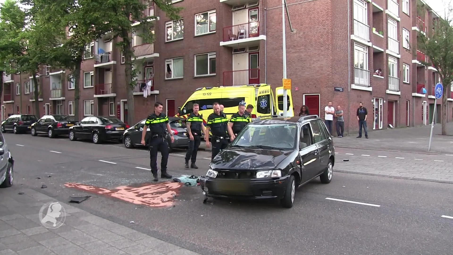 Vrouw valt in slaap achter het stuur en slaat over de kop in Amsterdam