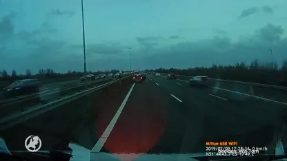 VIDEO: Man stopt midden op de snelweg om plasje te plegen