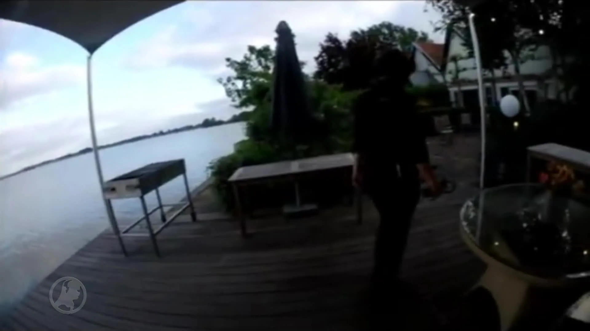 Duikers redden in water gevallen bruiloft