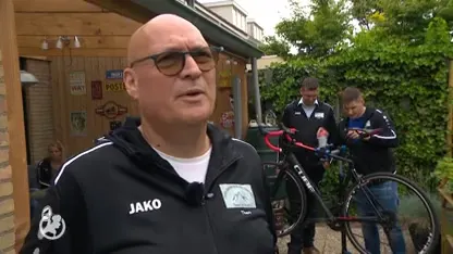 Michiel en Rutger fietsen samen de berg op voor hun zieke moeder