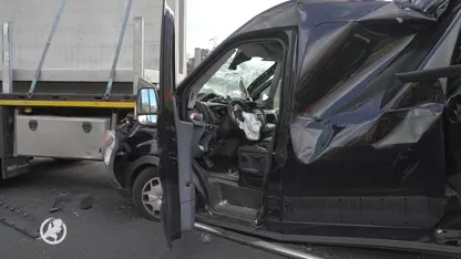 Vrachtwagen op volle snelheid rijdt in op file bij Apeldoorn en plet busje