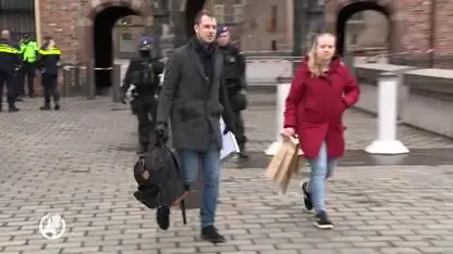 Binnenhof Den Haag door politie afgezet met linten wegens verdachte man