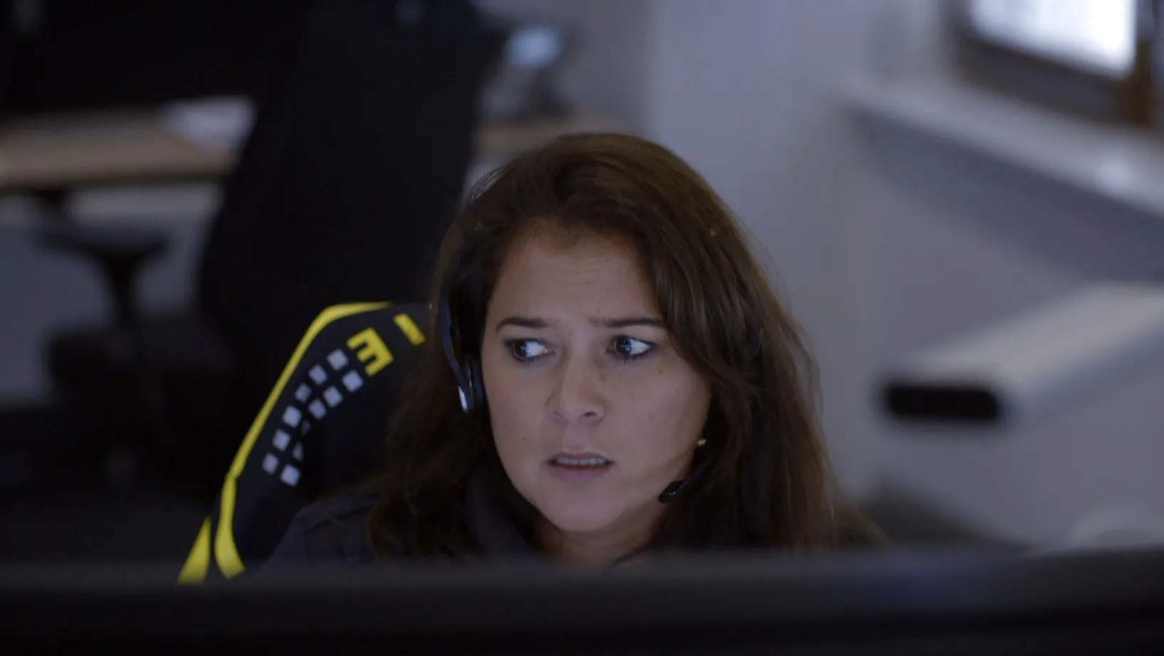 Hij staat met een riem in zijn hand!