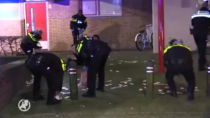 Honderden eurobiljetten dwarrelen over straat na brand in flat, agenten vullen hun zakken