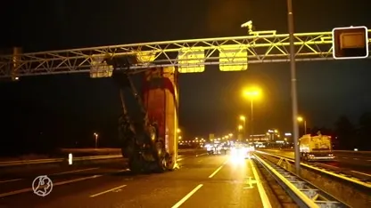 Vrachtwagen rijdt tegen matrixborden op A28 bij Zwolle