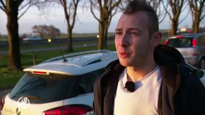 Glenn (22) verricht heldendaad en stopt auto van onwel geworden vrouw