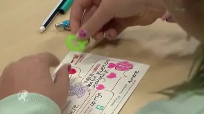 Scholieren steken asielkinderen hart onder de riem met handgeschreven kaarten