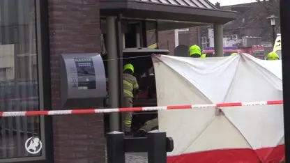 VIDEO: Auto rijdt gemeentehuis Nijkerk binnen, bestuurder gewond