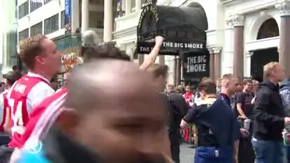 Ajax-supporters vieren feest in Londen in aanloop naar de halve finale