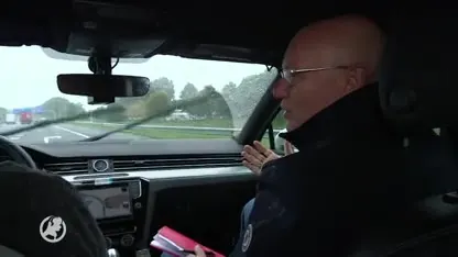 Politie zit in touringcar om automobilisten te betrappen op appen achter stuur