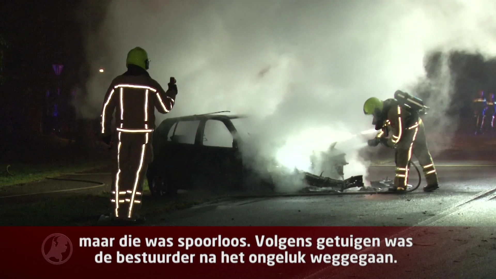 Auto vliegt in brand na botsing met lantaarnpaal