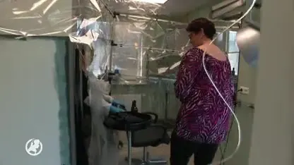 Kapster Astrid uit Zwaagdijk ontwierp de 'knipcouveuse' om weer veilig aan de slag te kunnen