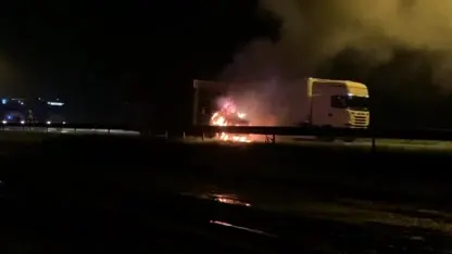 Net gekochte foodtruck brandt grotendeels uit op snelweg bij Deventer