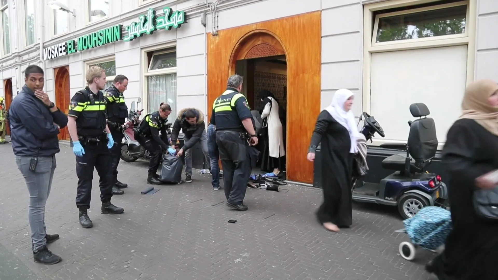 Veel mensen onwel tijdens dodengebed in Den Haag