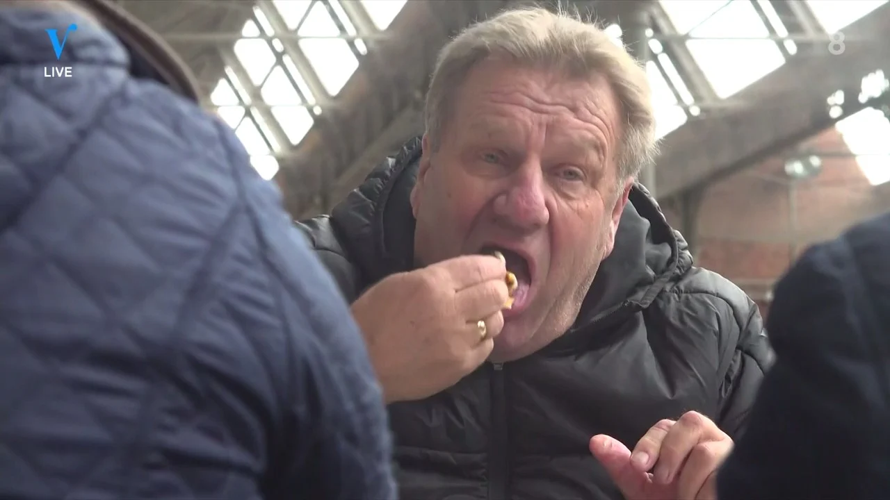 De mannen zien Jan mosselen eten: 'Lekkere gozer die Jan!'