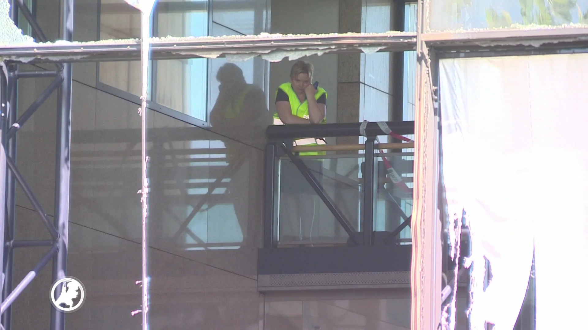 Beelden aanslag Telegraaf: dader neemt zijn tijd voor de daad