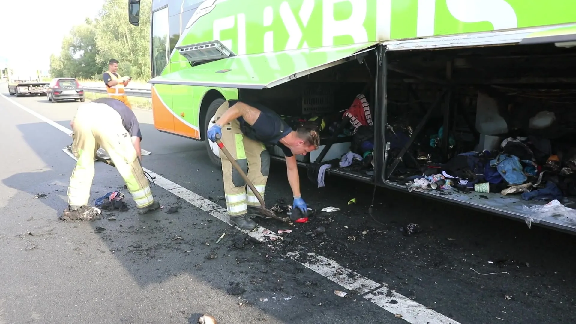 Vakantiebus strandt op A1 na brand in het bagageruim
