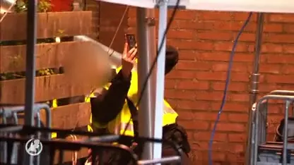 Politieagenten maken selfies voor ingestorte grillroom Coevorden