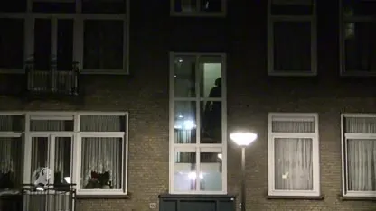 Agent worstelt met verdachte in de lucht bij spectaculaire aanhouding