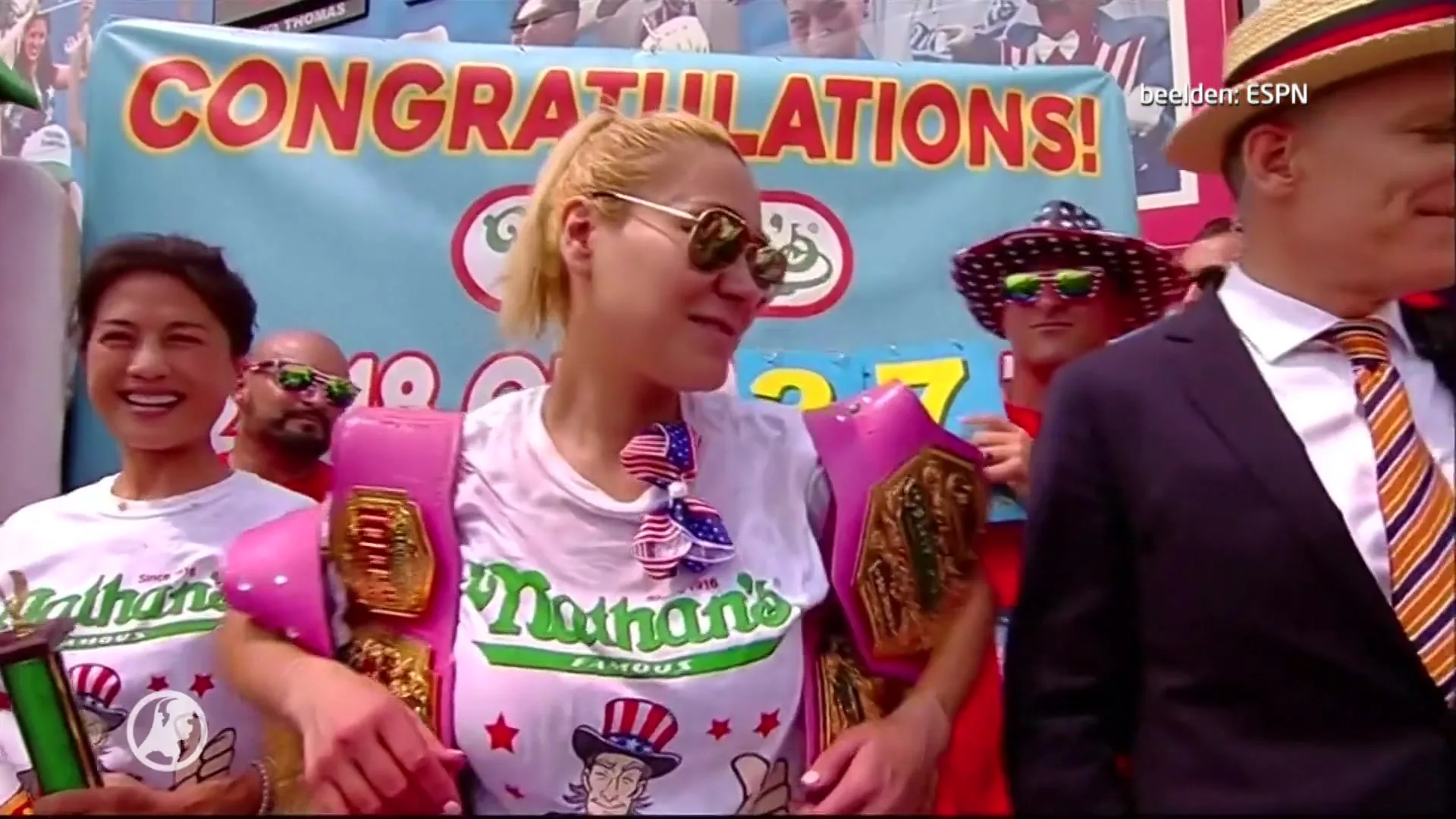 VIDEO: Man eet 74(!) hotdogs in 10 minuten